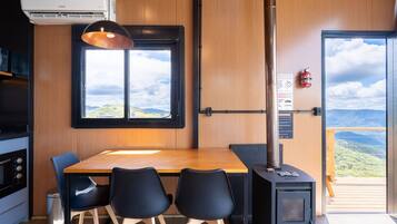 Basic Chalet | Dining