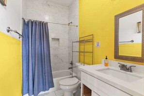 Shower, hair dryer, towels, shampoo - Treme Apartment Near French Quarter & Downtown (New Orleans)