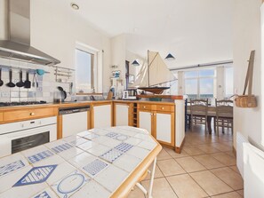 Fridge, microwave, oven, dishwasher - Amazing sea view, family home for 10 (Le Croisic)