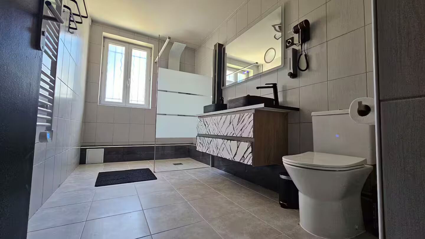 Een douche, een haardroger, handdoeken, zeep
