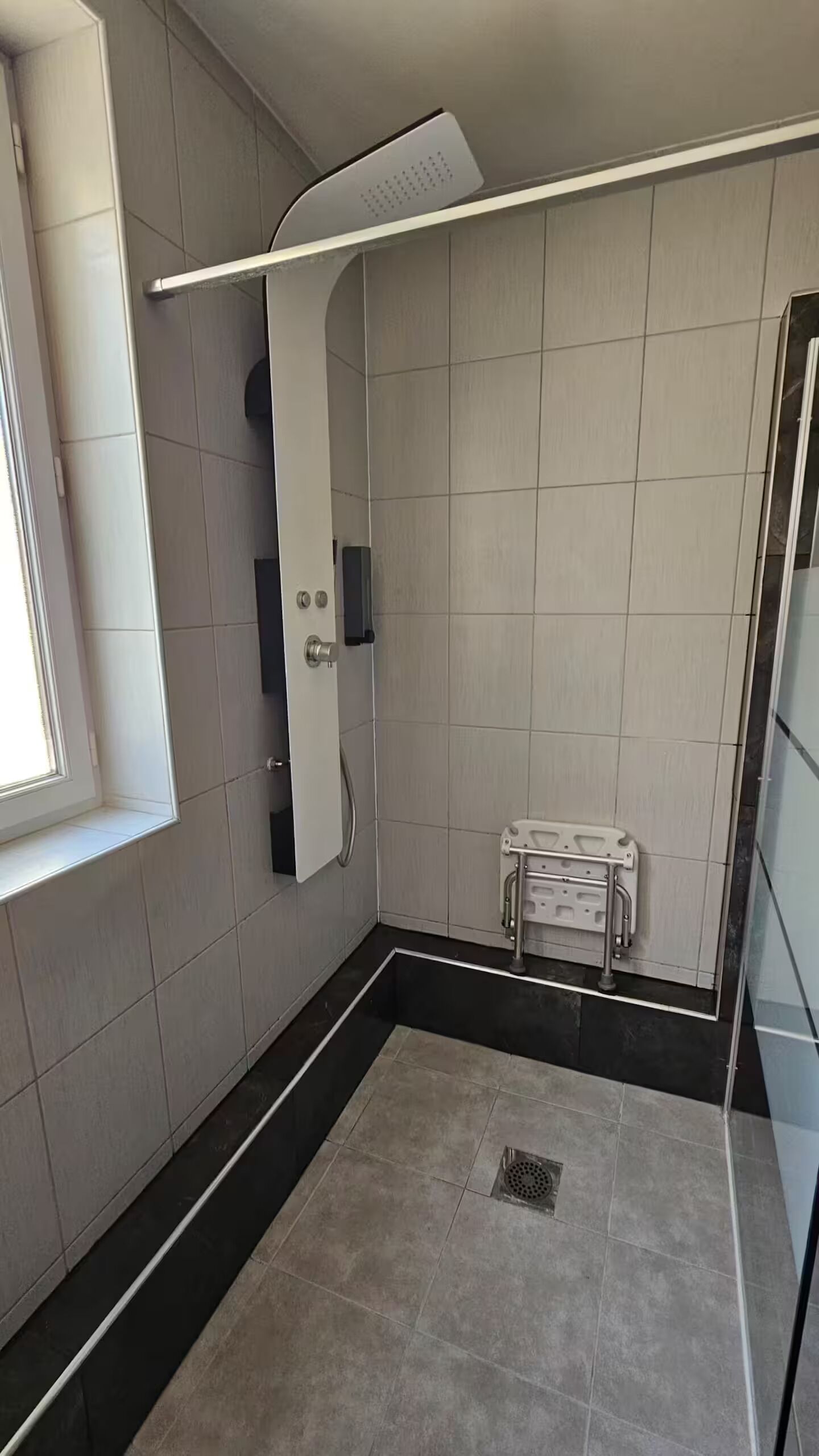 Douche, sèche-cheveux, serviettes fournies, savon