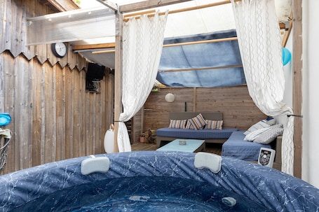 Property grounds. Holiday Home 'La Cabane du Bassin' with Private Terrace, Wi-Fi & Air Conditioning