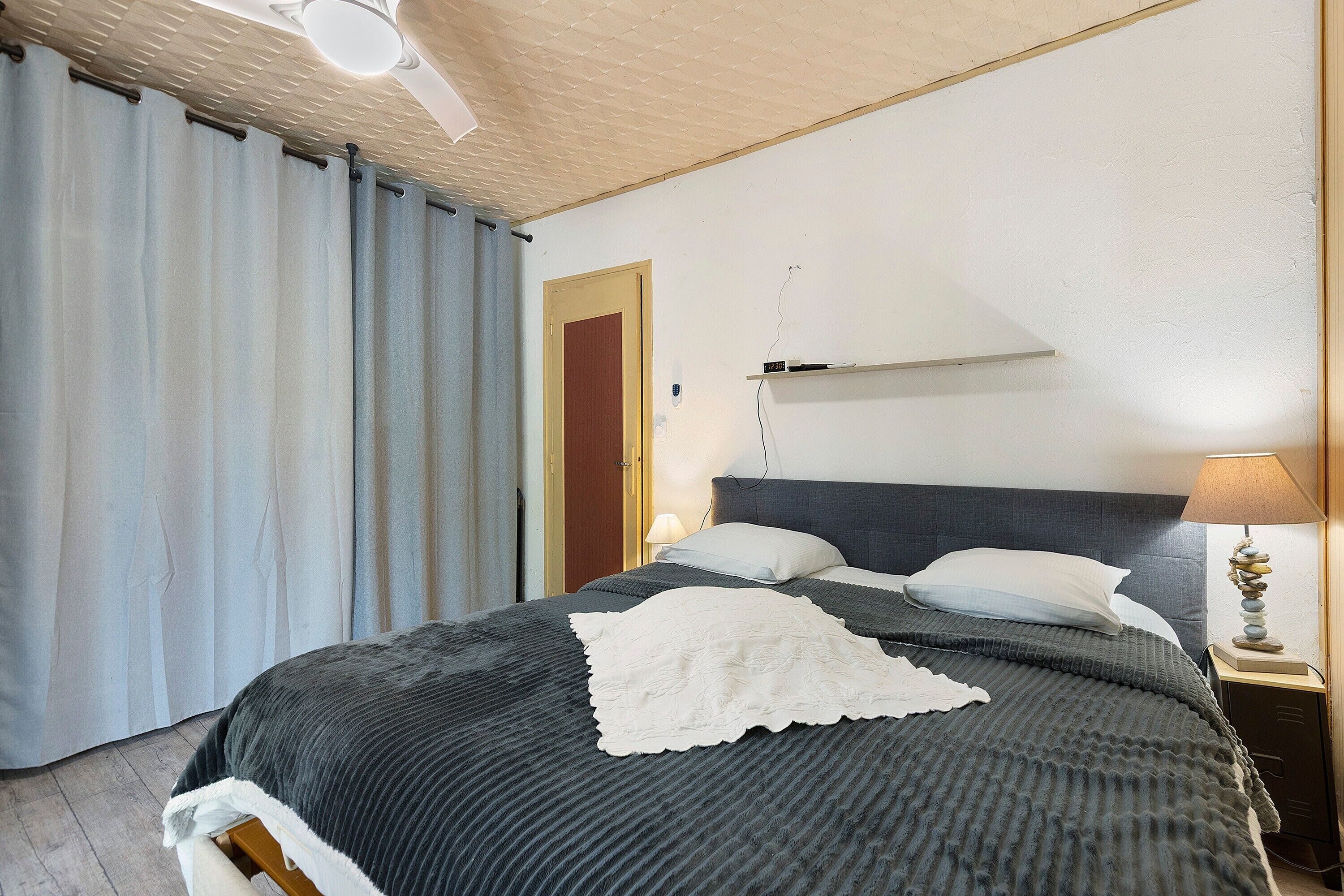 2 chambres, fer et planche à repasser, Wi-Fi, draps fournis