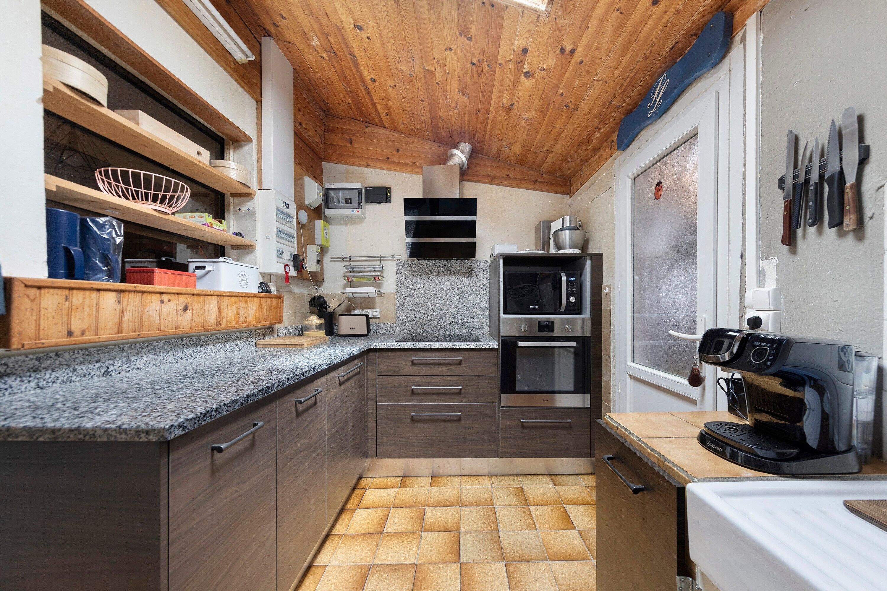 Réfrigérateur, four à micro-ondes, un four, surface de cuisson