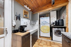 Fridge, microwave, oven, stovetop - Holiday Home 'La Cabane du Bassin' with Private Terrace, Wi-Fi & Air Conditioning (Lanton)