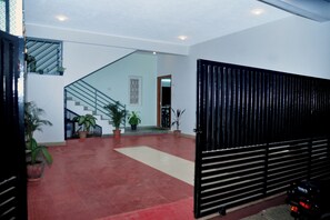 Property grounds - Spacious 7-bedroom villa in Bengaluru with AC (Bengaluru)