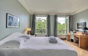 2 bedrooms, desk, iron/ironing board, free WiFi - A PERFECT BLEND OF COMFORT, ELEGANCE & TRANQUILLITY AT BLVD SAINT GERMAIN (Paris)