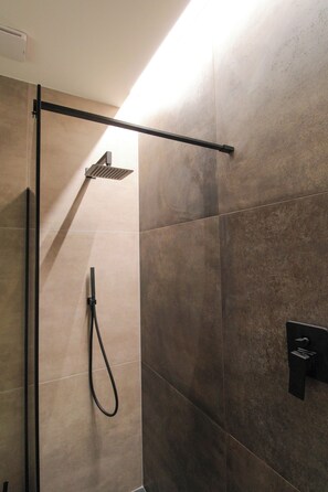 Shower, hair dryer, bidet, towels - House Of Victories (Roma)