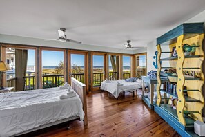4 bedrooms, iron/ironing board, Internet, bed sheets - Villa Seamone | Beachfront, Pet Friendly (Galveston)