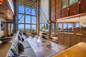 Living area - Villa Seamone | Luxury Gulf Front Home With Stunning Views (Galveston)