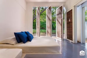 Tabla de planchar con plancha, internet y ropa de cama 