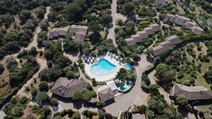 An aerial view of a resort with multiple villas, a central swimming pool, and surrounding greenery. - Résidence Les Hauts de Santa Giulia (Porto-Vecchio)