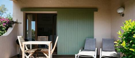 Estudio, vistas al jardín | Restaurante al aire libre