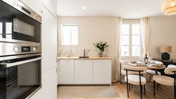 Geladeira, micro-ondas, fogĂŁo, cooktop
