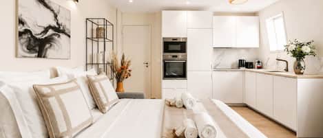 1 chambre, bureau, fer et planche à repasser, lit de bébé portatif