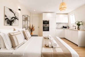 1 bedroom, desk, iron/ironing board, travel cot - Stunning property near Arc de Triomphe (Paris)