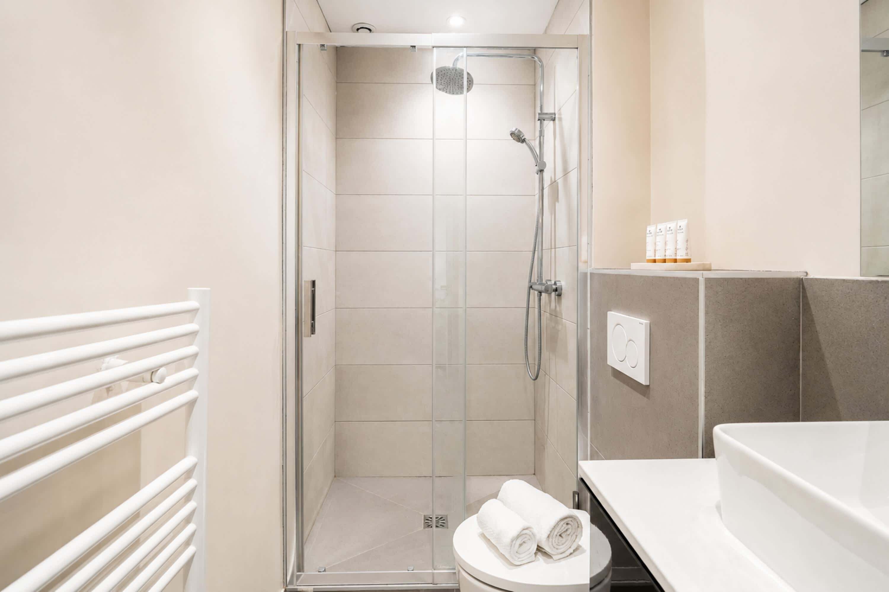 Ducha, secador de pelo, toallas y champú
