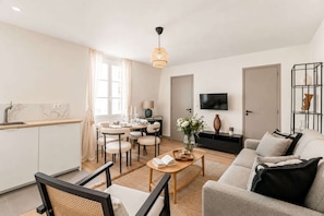 TV, offices - Stunning property near Arc de Triomphe (Paris)