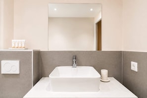 Shower, hair dryer, towels, shampoo - Stunning property near Arc de Triomphe (Paris)