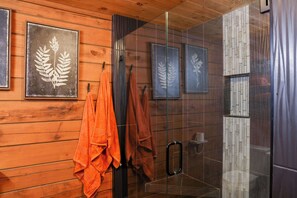 Douche, sèche-cheveux, serviettes fournies, shampoing