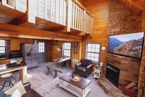 Una Smart TV, una chimenea, una oficina