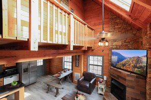 Fridge, microwave, oven, stovetop - Superhero-themed movie theater, fun 5 br cabin! (Sevierville)