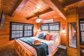 5 bedrooms, iron/ironing board, travel cot, free WiFi - Superhero-themed movie theater, fun 5 br cabin! (Sevierville)