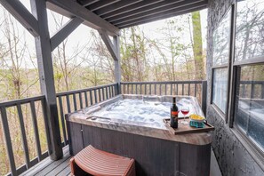 Outdoor spa tub - Superhero-themed movie theater, fun 5 br cabin! (Sevierville)