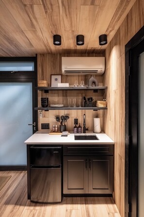 Fridge, coffee/tea maker, cookware/dishes/utensils - Brand New Mirror House | Sauna | Hot Tub | Stargazing (Sevierville)