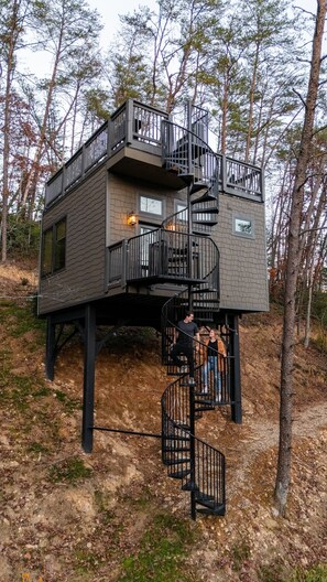 Exterior - Stargazing Treehouse - Rooftop Hot Tub 35 feet in the air! (Sevierville)