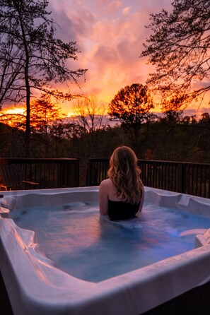 Outdoor spa tub - Stargazing Treehouse - Rooftop Hot Tub 35 feet in the air! (Sevierville)