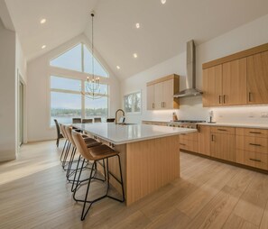 Rumah, Beberapa Tempat Tidur, patio, pemandangan gunung (Sophie Lake Chalet) | Dapur pribadi