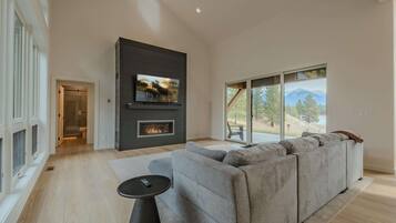 House, Multiple Beds, Patio, Mountain View (Sophie Lake Chalet) | Living area