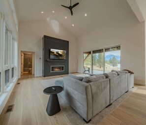 Rumah, Beberapa Tempat Tidur, patio, pemandangan gunung (Sophie Lake Chalet) | Area keluarga