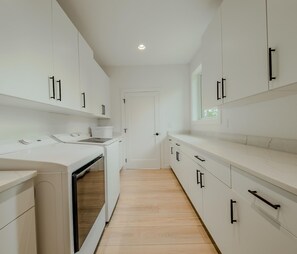 Rumah, Beberapa Tempat Tidur, patio, pemandangan gunung (Sophie Lake Chalet) | Dapur pribadi