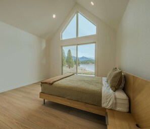 Casa, varias camas, patio, vistas a la montaña (Sophie Lake Chalet) | 3 dormitorios, decoración individual, mobiliario individual