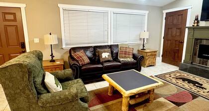2BR Lakeview Den /King Bed • Fireplace• Relaxing