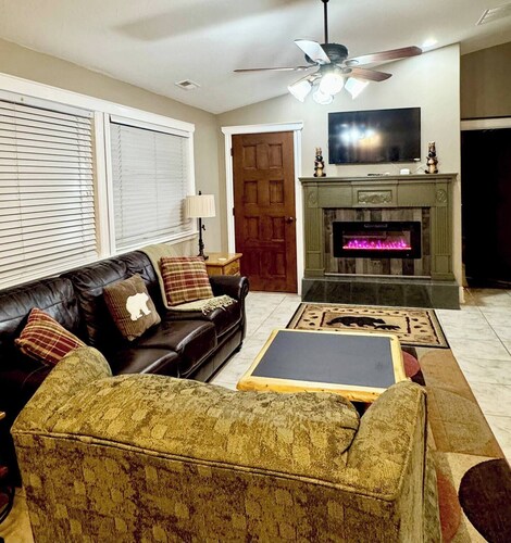 2BR Lakeview Den /King Bed • Fireplace• Relaxing