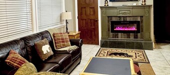 2BR Lakeview Den /King Bed • Fireplace• Relaxing