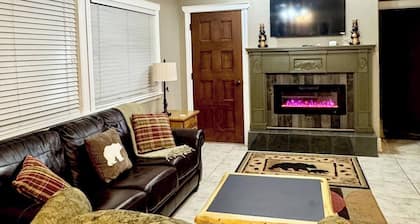 2BR Lakeview Den /King Bed • Fireplace• Relaxing