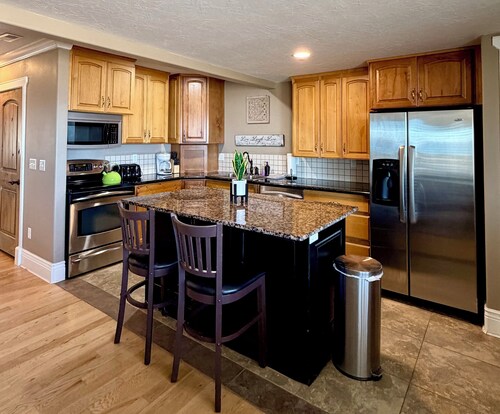 | Sleeps 6 | Sunrise / Lake Views