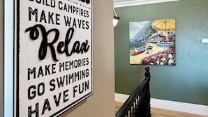 Een bord met daarop 'Lake Rules' en 'Relax' in een gang.