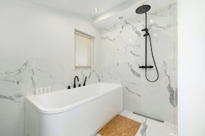 Dusche, Haartrockner, Handtücher, Shampoo