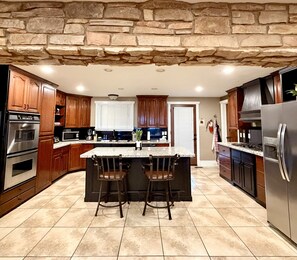 Fridge, microwave, oven, stovetop - Reunions| Lake View| Theatre | Pool Table|Sleeps 47 (Garden City)