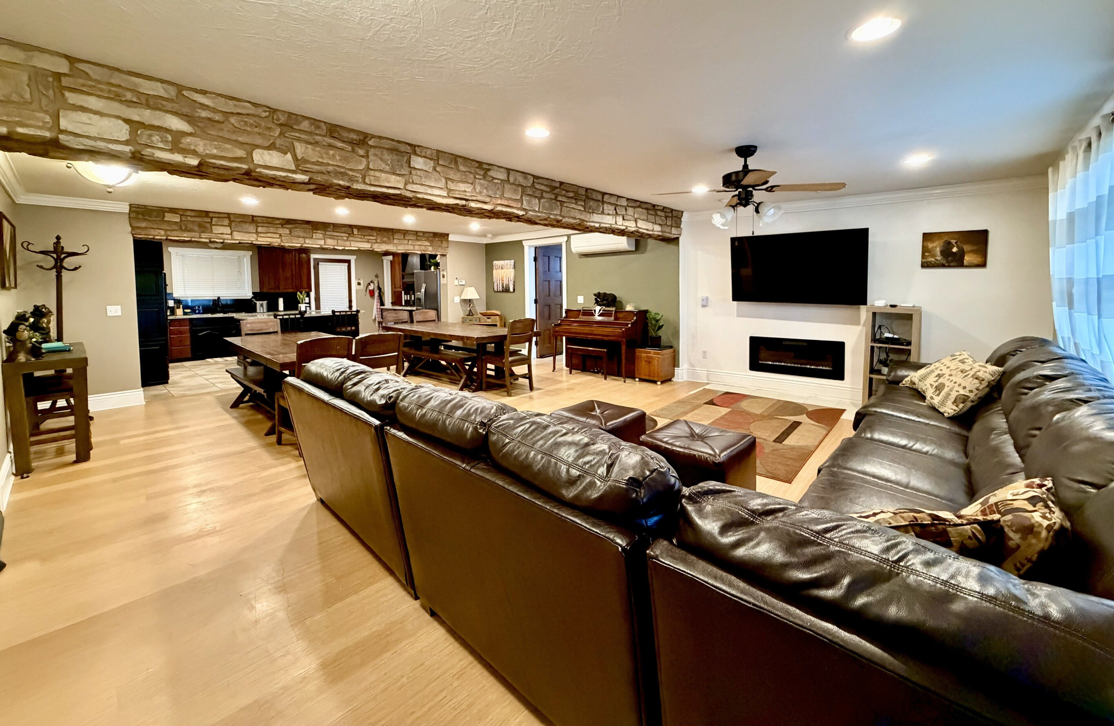 Smart TV, fireplace, table tennis, stereo