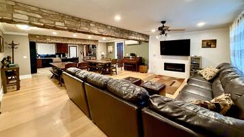 Smart TV, fireplace, table tennis, stereo