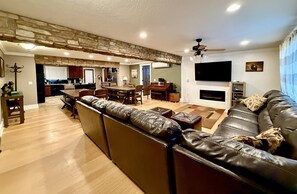 Smart TV, fireplace - Reunions| Lake View| Theatre | Pool Table|Sleeps 47 (Garden City)