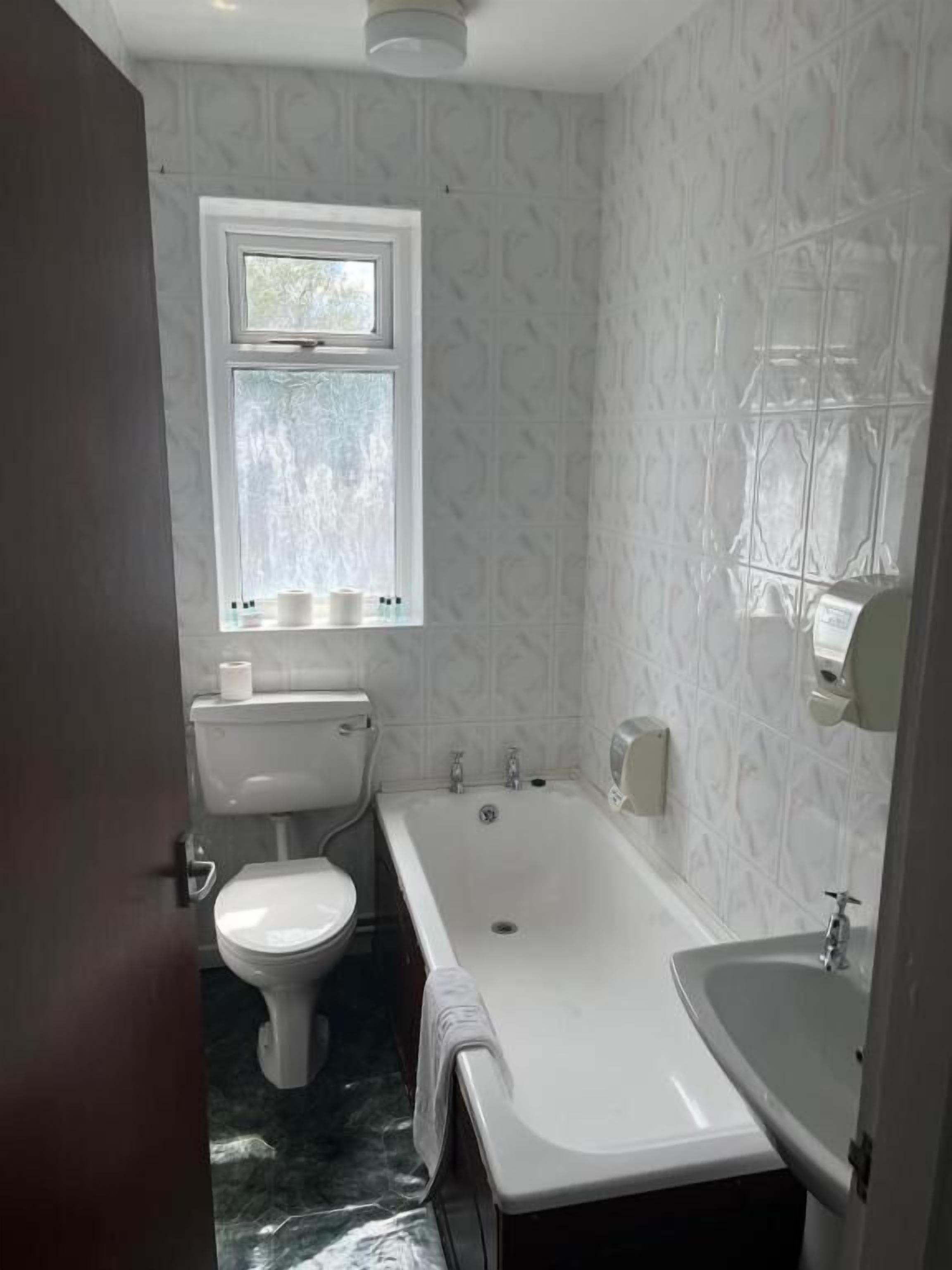 Articles de toilette gratuits, savon, shampoing, papier toilette