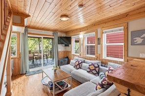 Living area - A Shore Thing- Spring Cove, Water View, Hike! (Ucluelet)