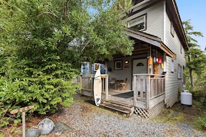 Outdoor dining - A Shore Thing- Spring Cove, Water View, Hike! (Ucluelet)
